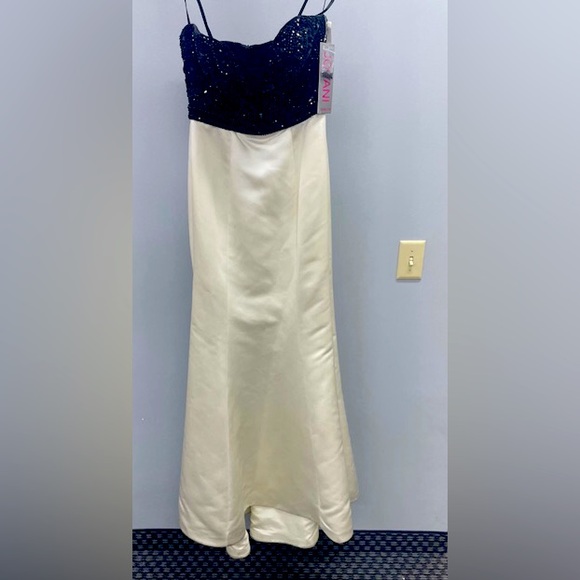 Jovani Evening Formal Dress Style 22720 Size 4 - Picture 2 of 9